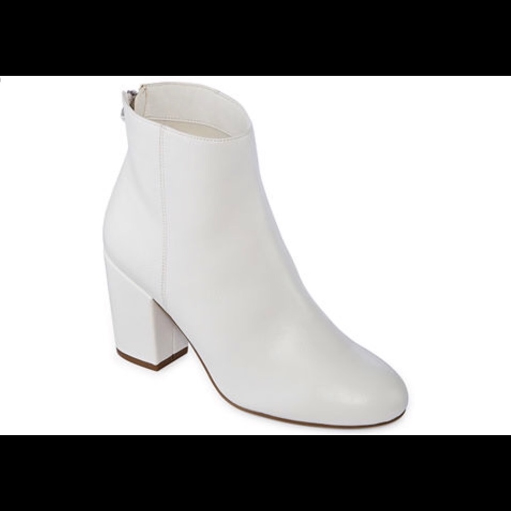 White Boots Women’s Size 8 1/2